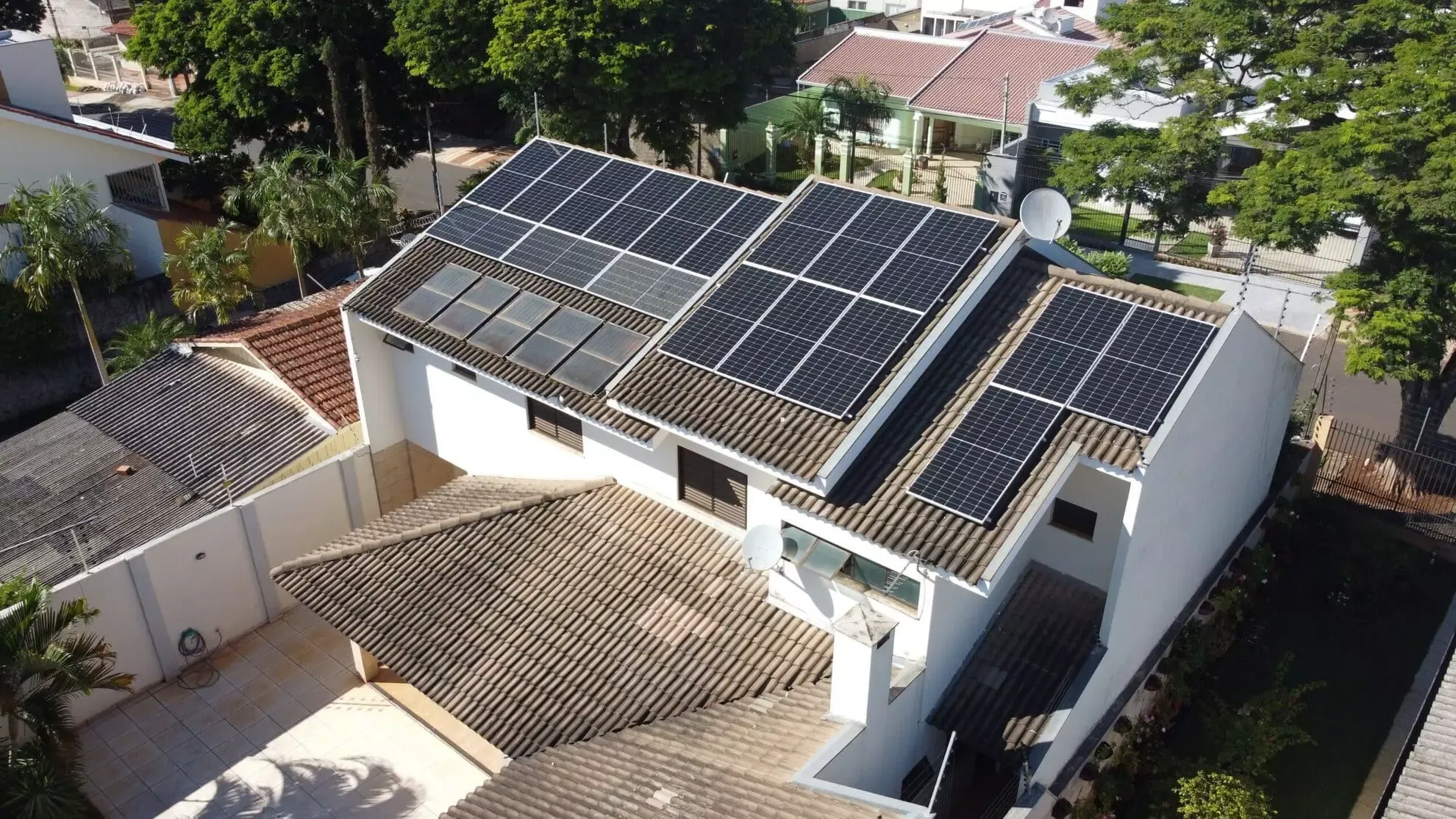 Casa com sistema de energia solar instalado pela SGT, vista de cima